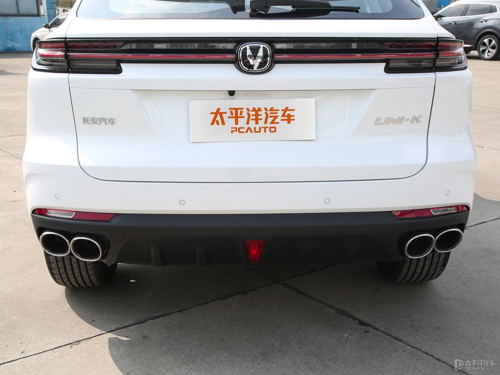 星辰白長安UNI-K車尾外觀圖片
