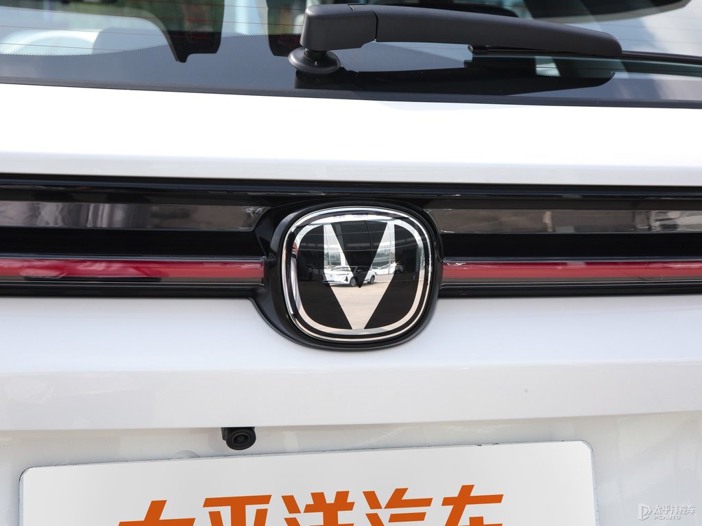 星辰白長安UNI-K車尾外觀圖片