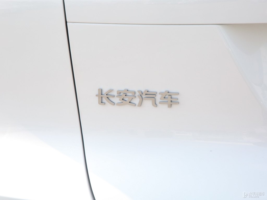 星辰白長安UNI-K車尾外觀圖片