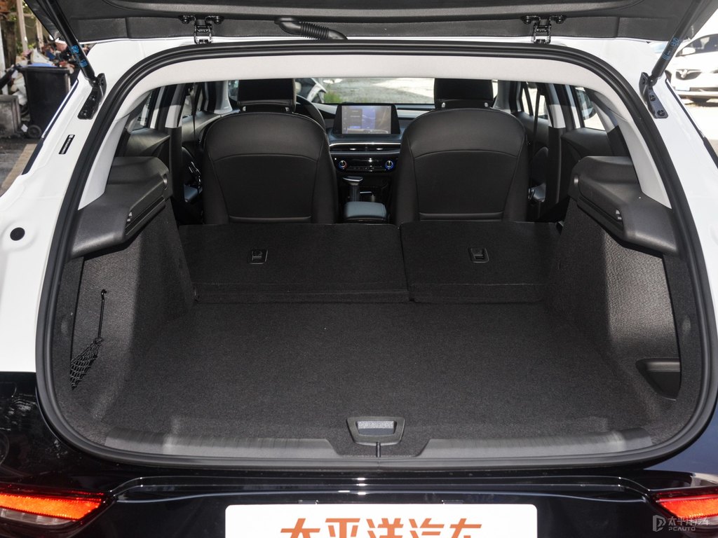 雪域白微藍6后備廂空間圖片