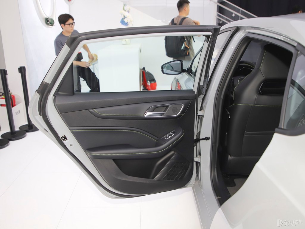 鯊魚(yú)灰MG6車廂內(nèi)飾圖片