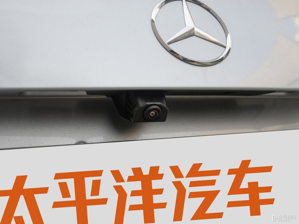 時(shí)空銀奔馳C級(jí)車尾外觀圖片