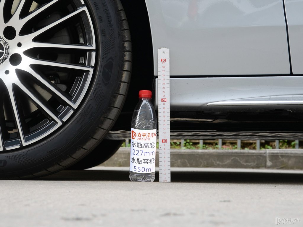 時空銀奔馳C級車身外觀圖片