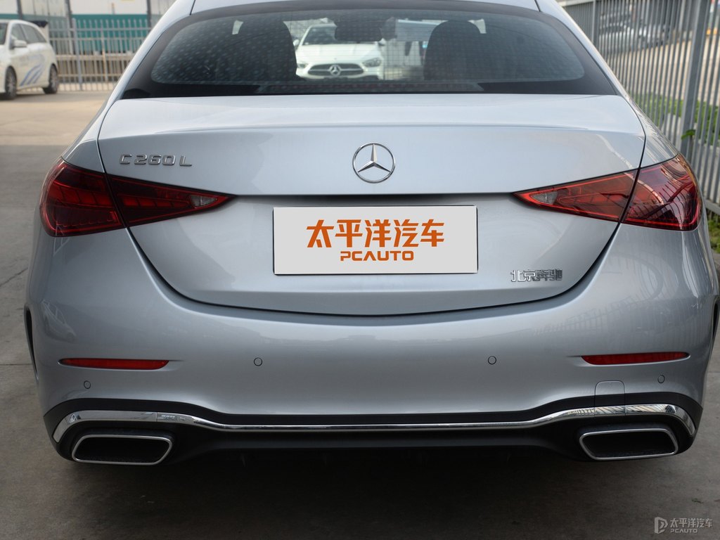 時空銀奔馳C級車尾外觀圖片