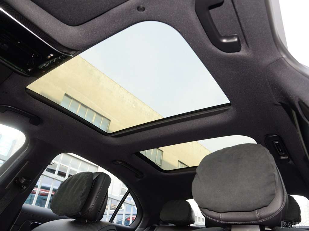 時空銀奔馳C級車廂內(nèi)飾圖片