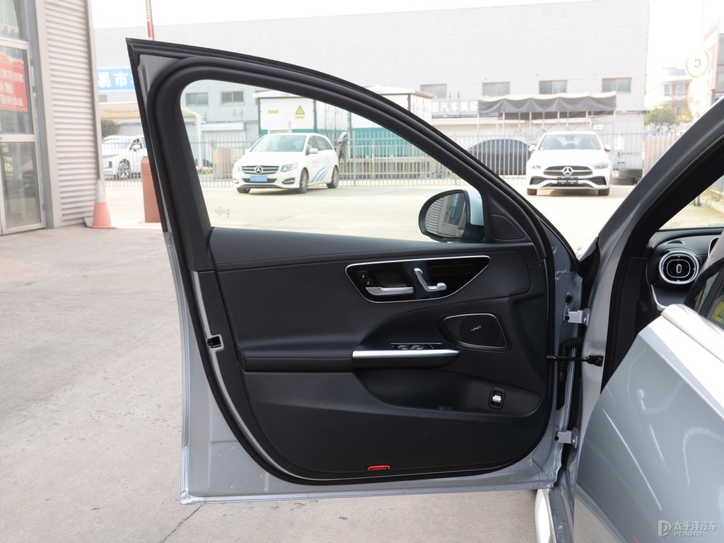 時(shí)空銀奔馳C級(jí)車廂內(nèi)飾圖片