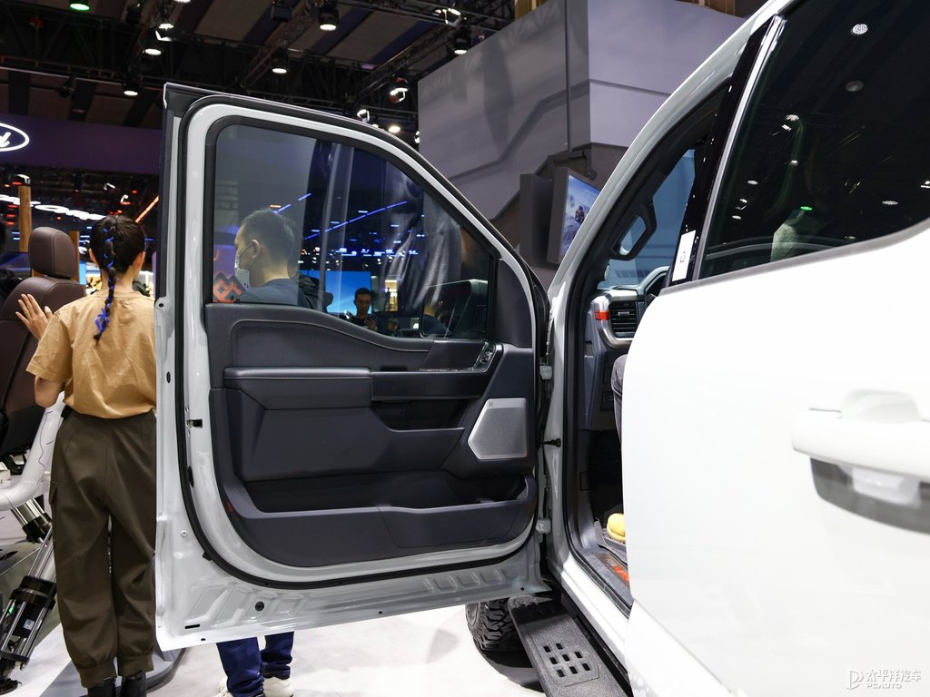 傲雪銀福特F-150車廂內(nèi)飾圖片