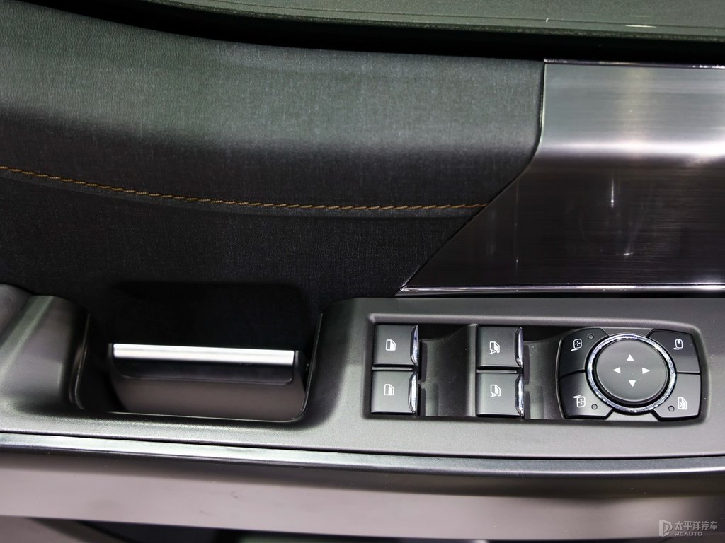 傲雪銀福特F-150車廂內飾圖片
