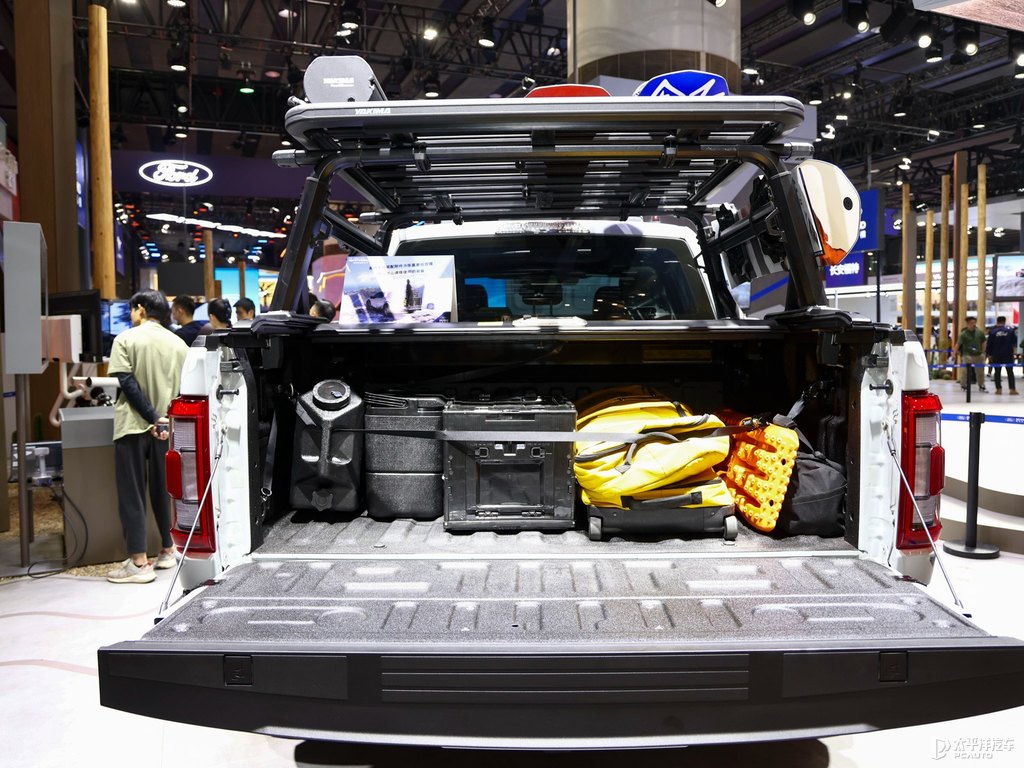 傲雪銀福特F-150后備廂空間圖片