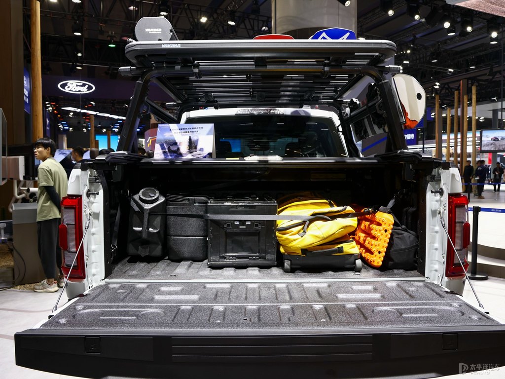 傲雪銀福特F-150后備廂空間圖片
