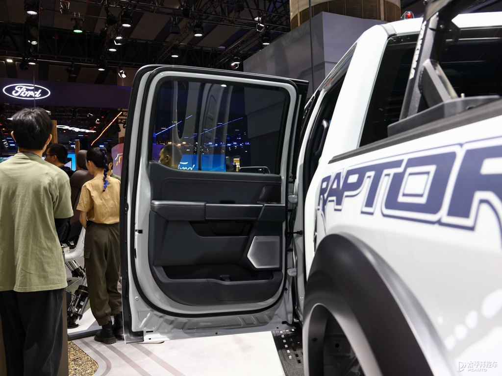 傲雪銀福特F-150車(chē)廂內(nèi)飾圖片