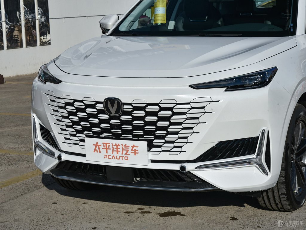星辰白長(zhǎng)安UNI-K車(chē)頭外觀圖片