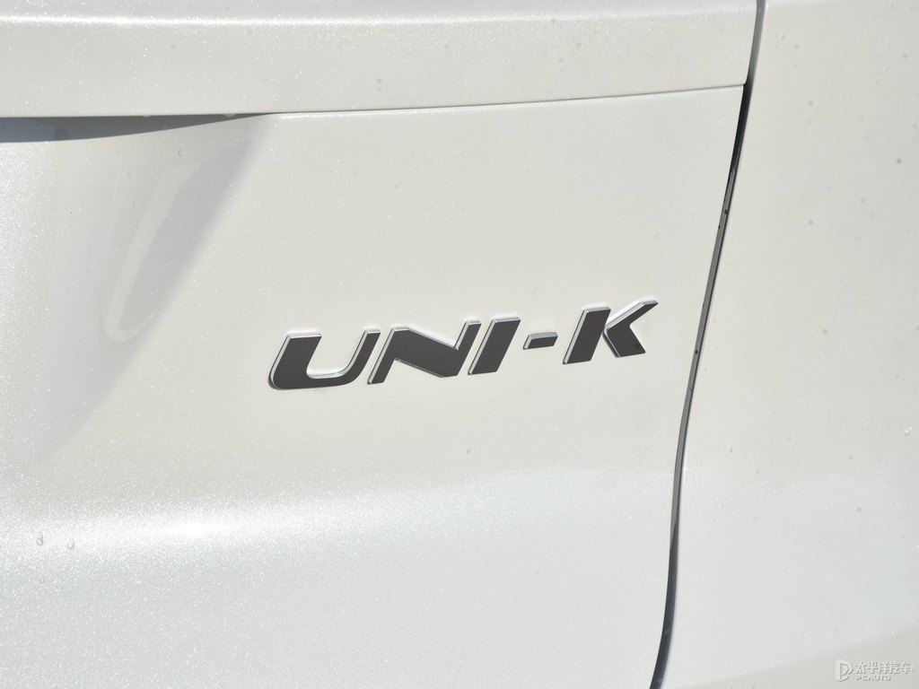星辰白長安UNI-K車尾外觀圖片