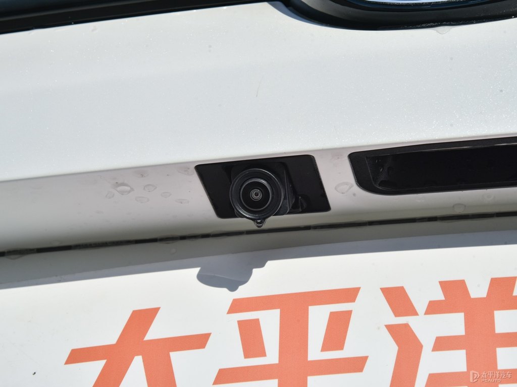 星辰白長安UNI-K車尾外觀圖片
