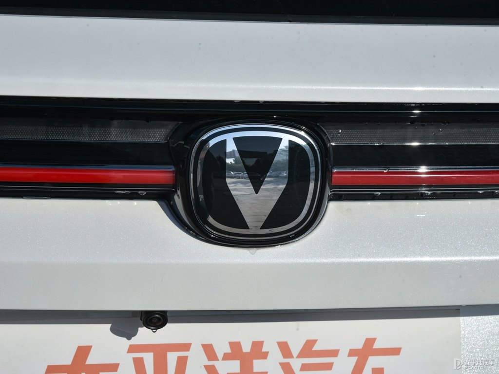 星辰白長安UNI-K車尾外觀圖片