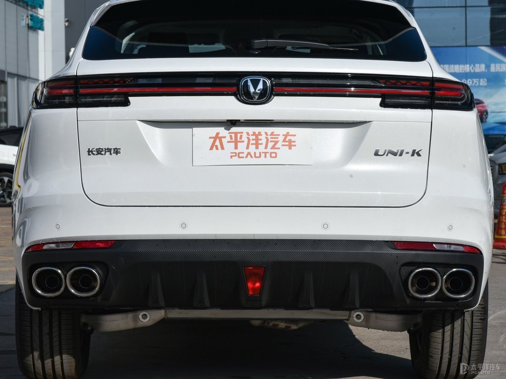 星辰白長安UNI-K車尾外觀圖片