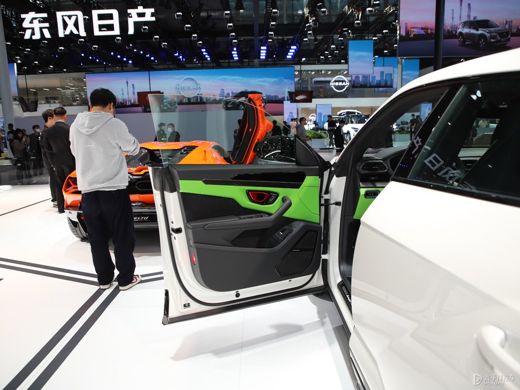 白色蘭博基尼Urus車(chē)廂內(nèi)飾圖片