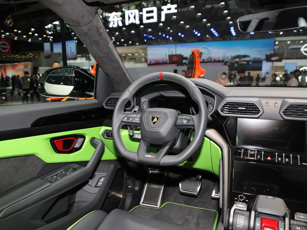 白色蘭博基尼Urus中控內(nèi)飾圖片