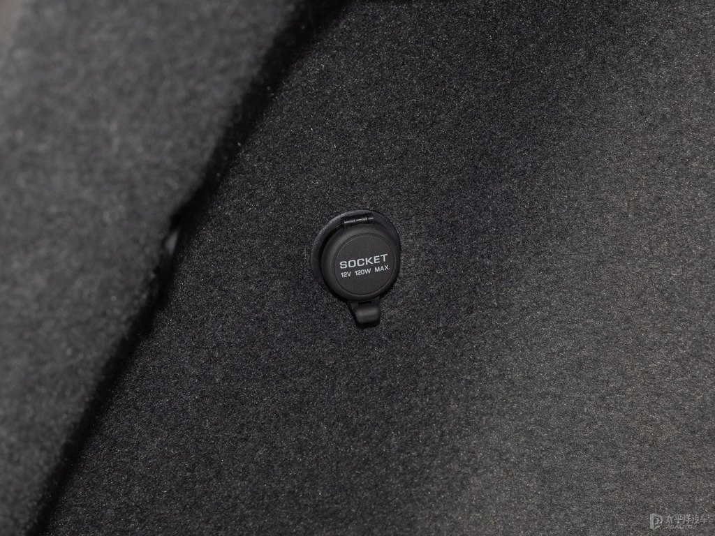 熔巖紅英菲尼迪QX50后備廂空間圖片