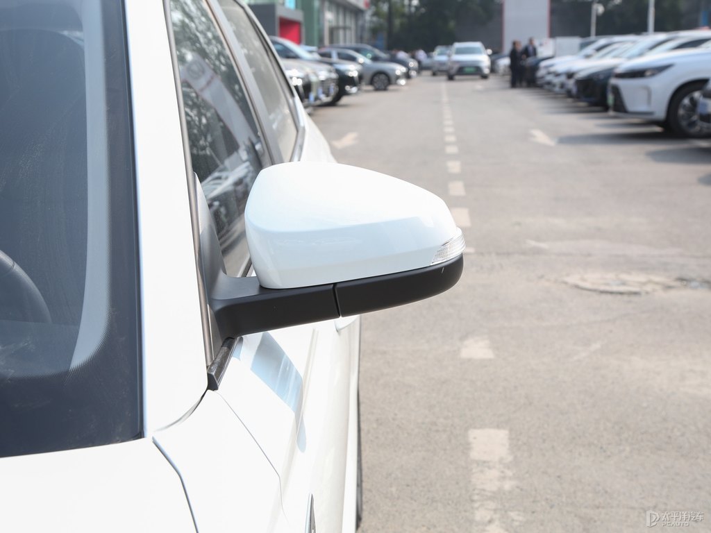 文藝白柯米克車身外觀圖片
