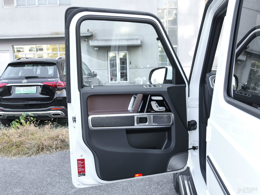 北極白奔馳G級車廂內飾圖片