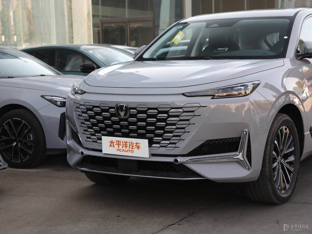原子灰長(zhǎng)安UNI-K車頭外觀圖片