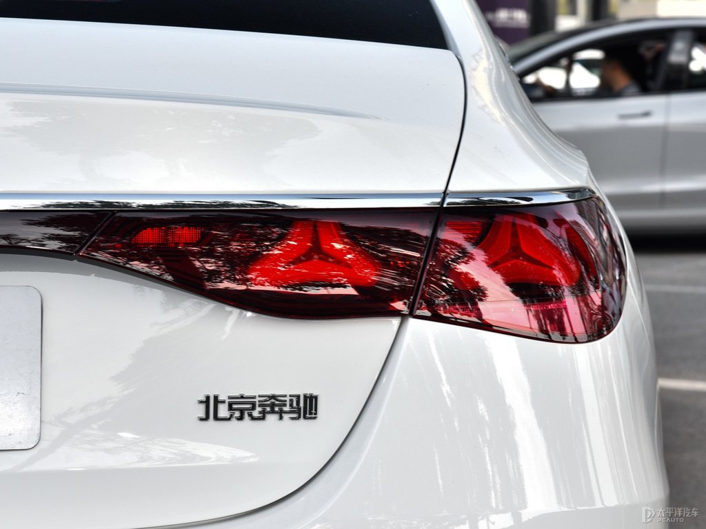 北極白奔馳E級(jí)車尾外觀圖片