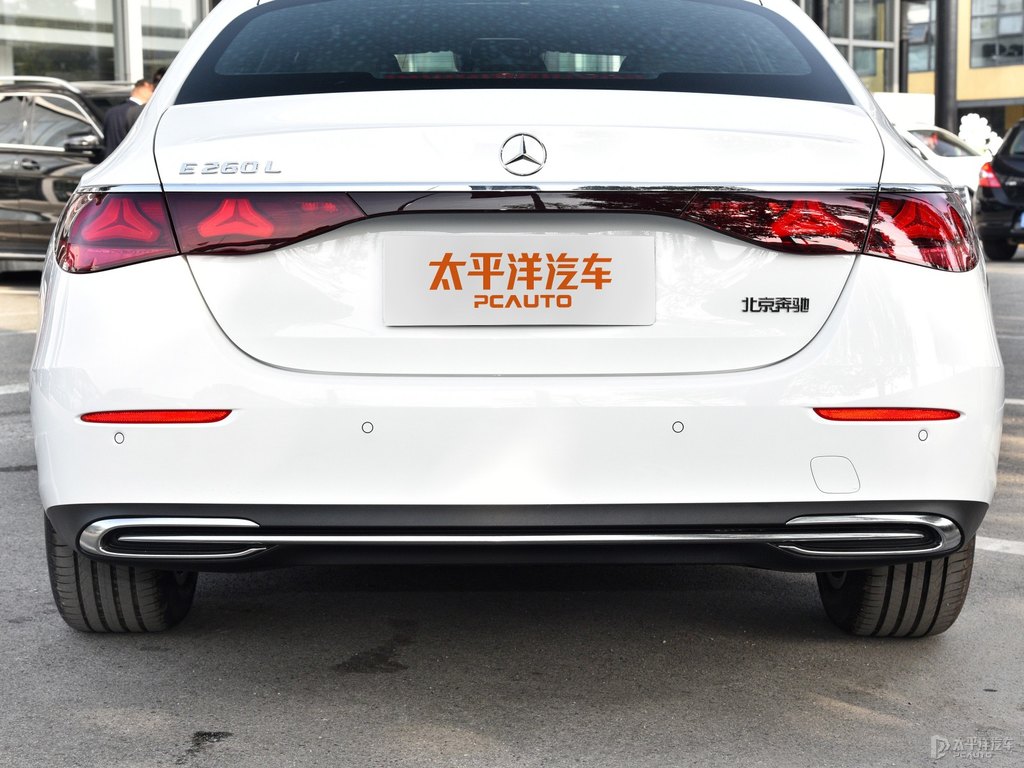 北極白奔馳E級車尾外觀圖片