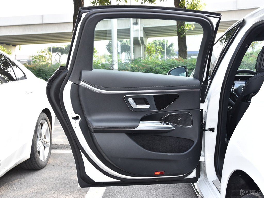北極白奔馳E級(jí)車廂內(nèi)飾圖片