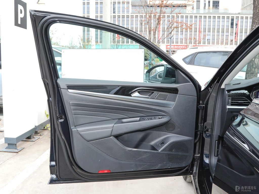 玄武黑帕薩特車廂內(nèi)飾圖片