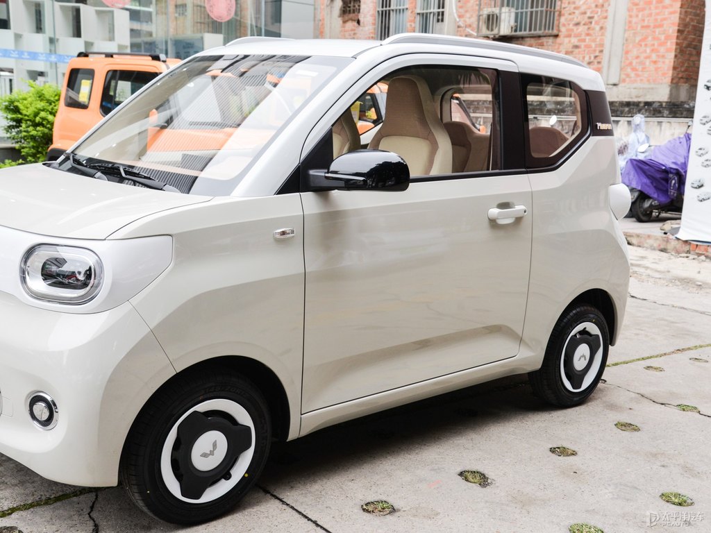 奶杏咖宏光MINIEV車身外觀圖片