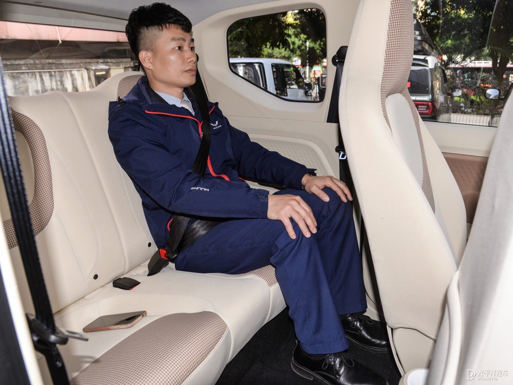 奶杏咖宏光MINIEV駕乘空間空間圖片