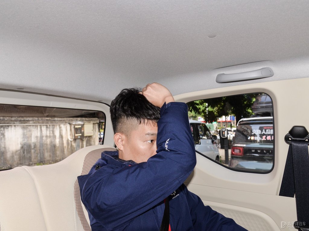 奶杏咖宏光MINIEV駕乘空間空間圖片