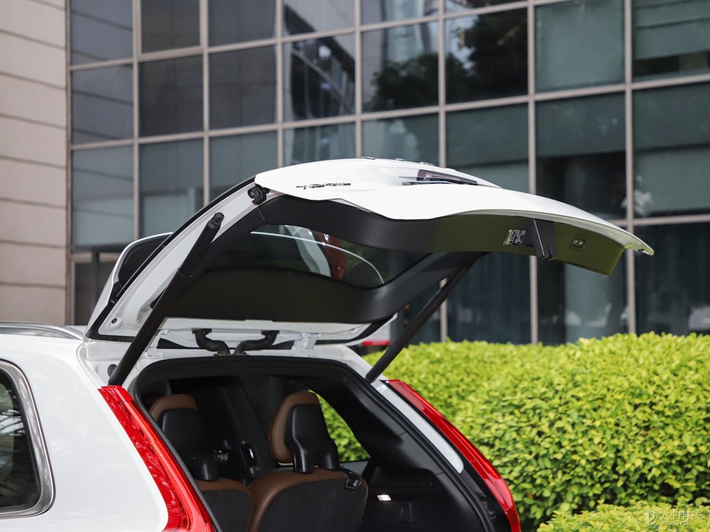 水晶白沃爾沃XC90后備廂空間圖片