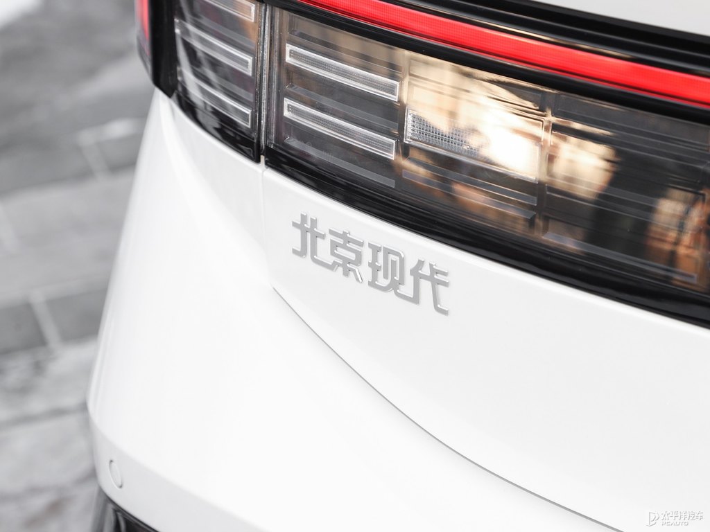 極地白索納塔車尾外觀圖片