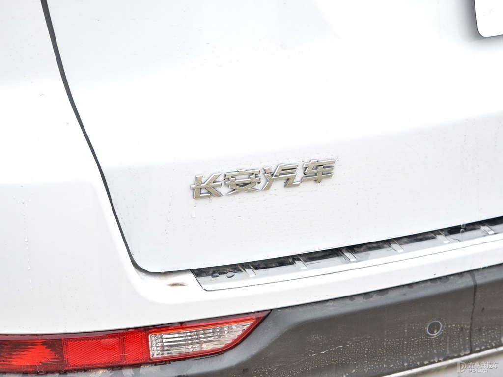 精靈白長安CS75車尾外觀圖片