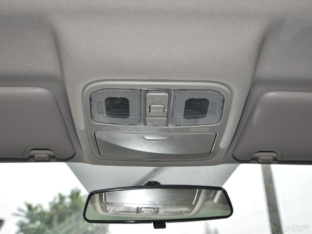 精靈白長(zhǎng)安CS75車(chē)廂內(nèi)飾圖片