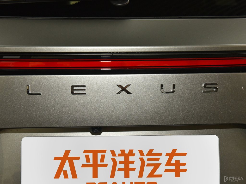 超音速鈦銀雷克薩斯NX車尾外觀圖片