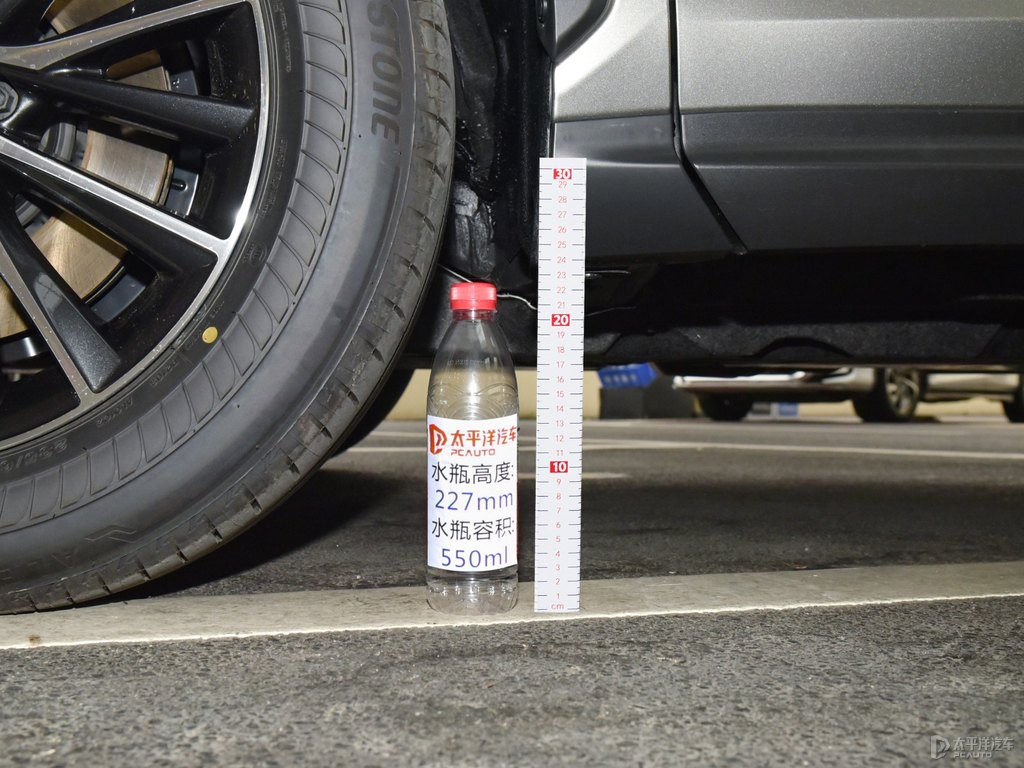 超音速鈦銀雷克薩斯NX車身外觀圖片