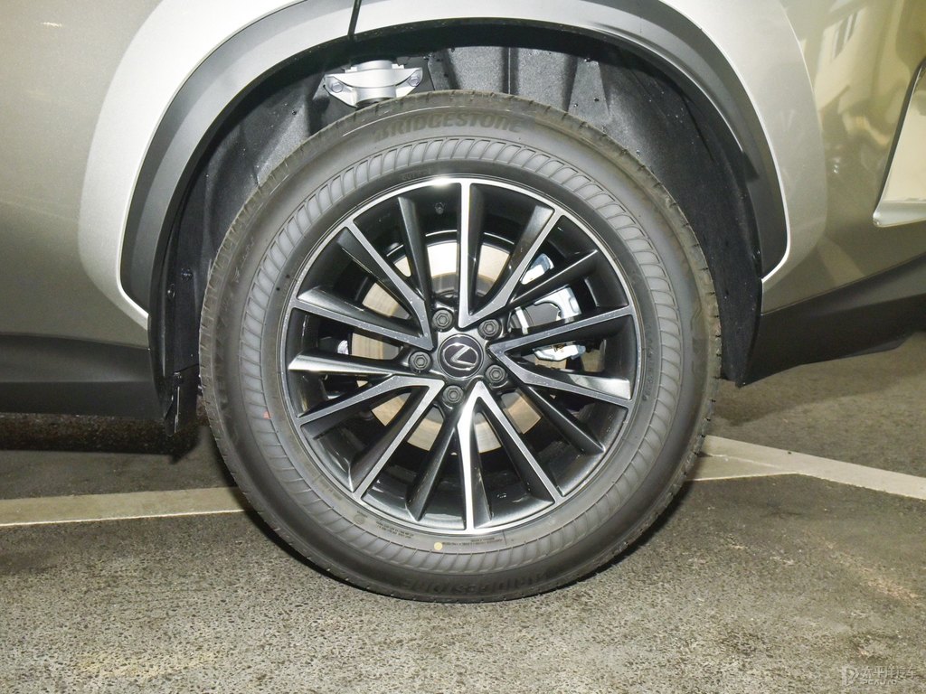 超音速鈦銀雷克薩斯NX車身外觀圖片