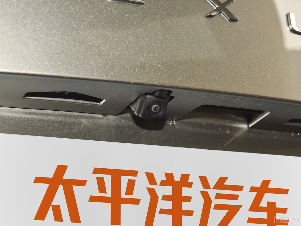 超音速鈦銀雷克薩斯NX車尾外觀圖片
