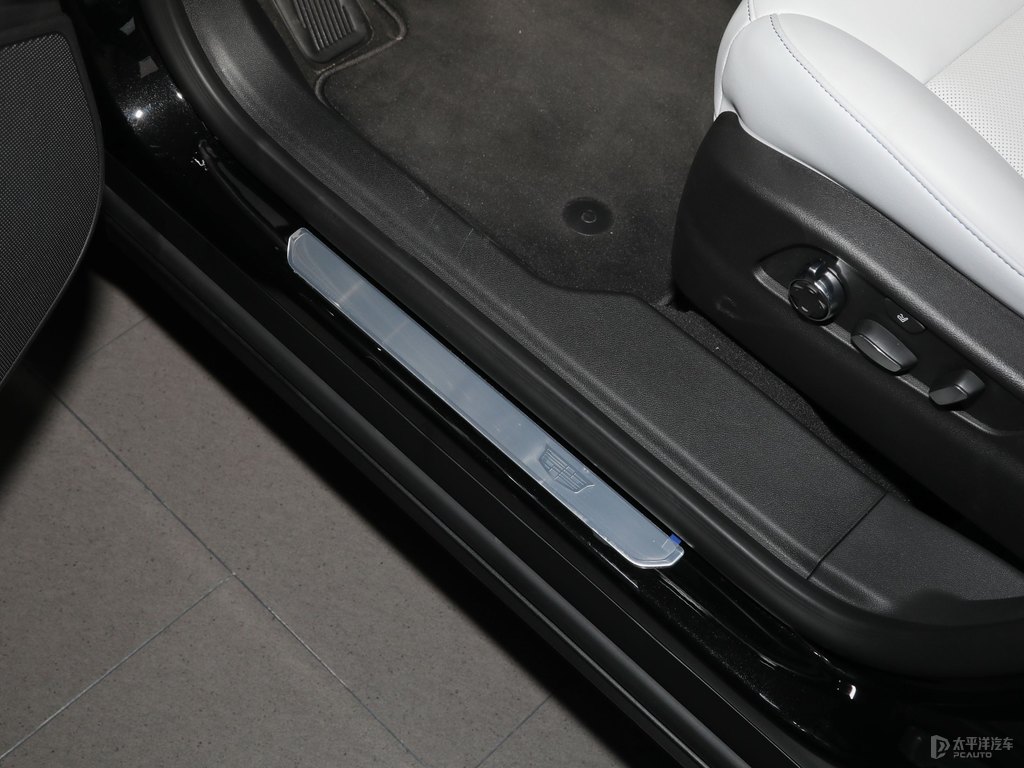 曜石黑凱迪拉克XT4車廂內(nèi)飾圖片