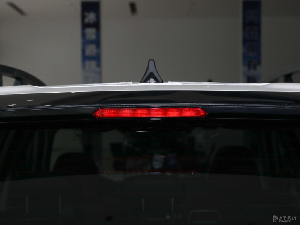水晶珠光白森林人車尾外觀圖片