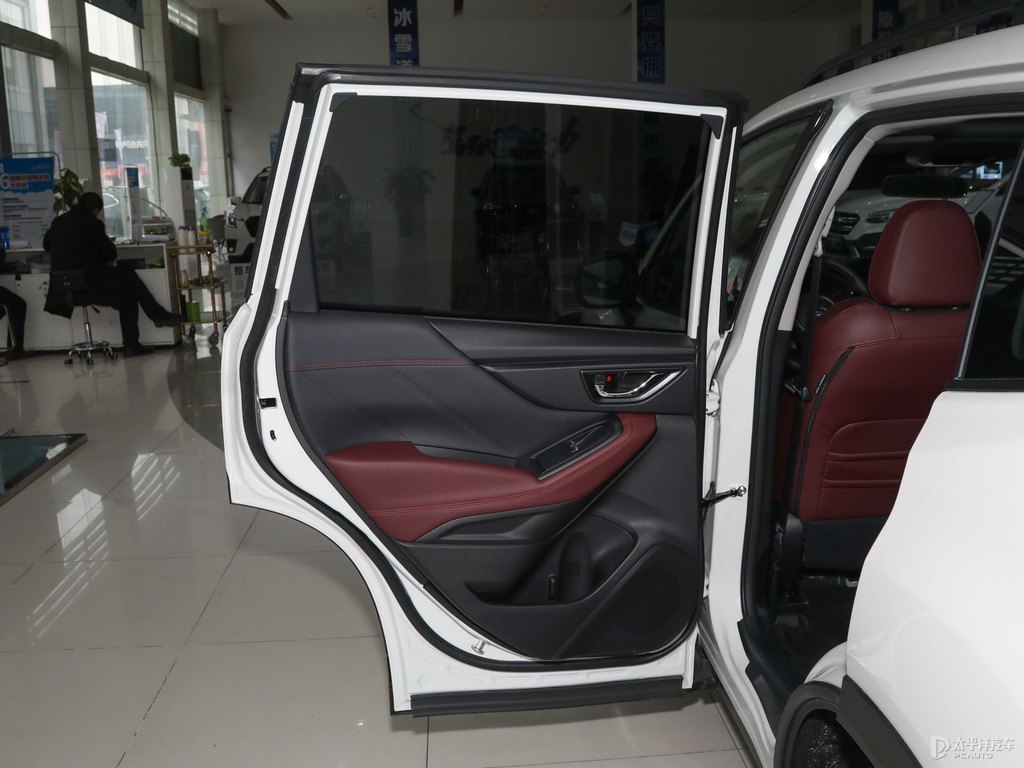 水晶珠光白森林人車廂內(nèi)飾圖片