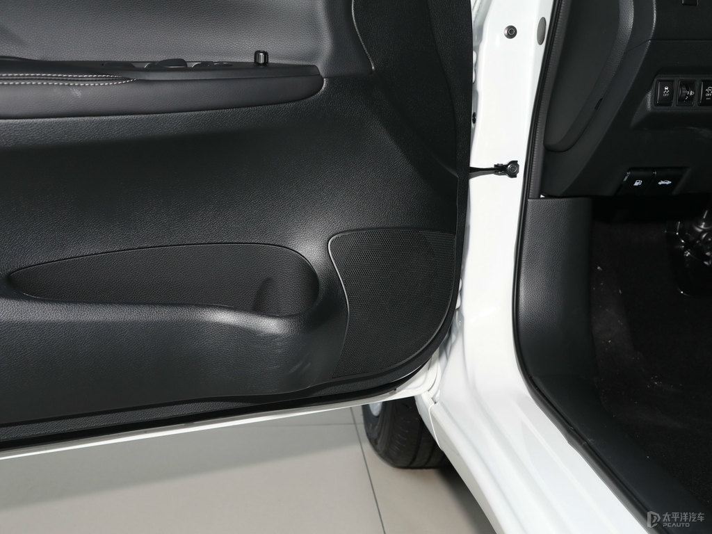 珠光白騏達(dá)車廂內(nèi)飾圖片