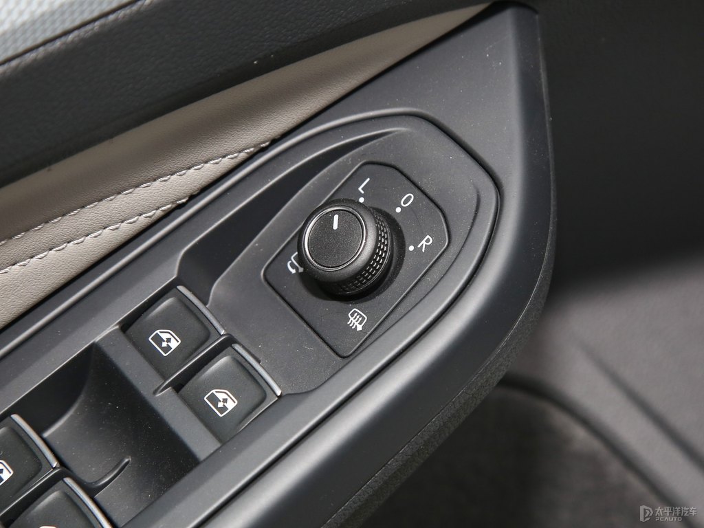 猛石黑高爾夫車廂內(nèi)飾圖片