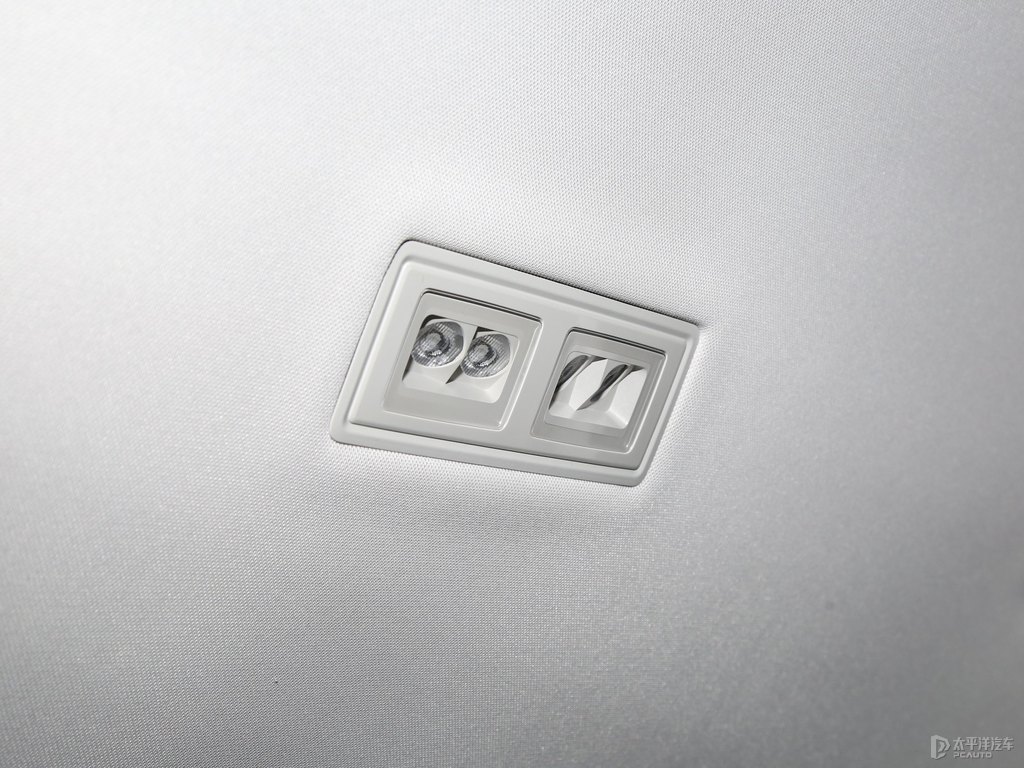 猛石黑高爾夫車廂內(nèi)飾圖片