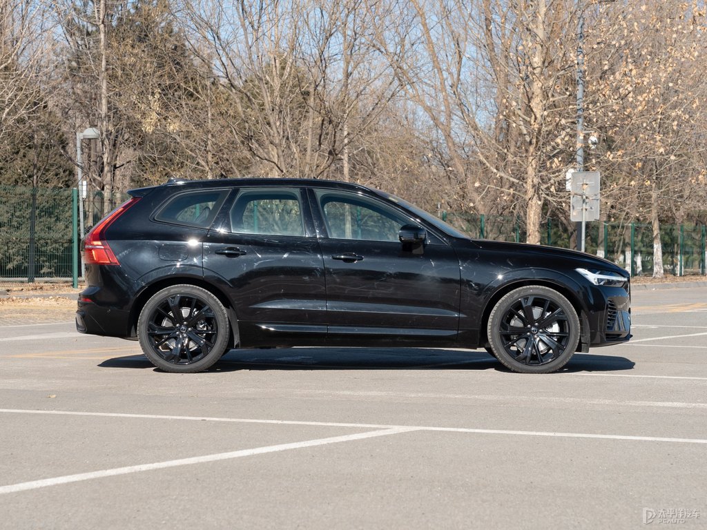 瑪瑙黑沃爾沃XC60新能源整車外觀外觀圖片