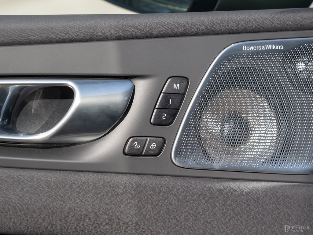瑪瑙黑沃爾沃XC60新能源車廂內(nèi)飾圖片