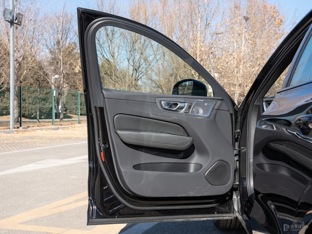瑪瑙黑沃爾沃XC60新能源車(chē)廂內(nèi)飾圖片